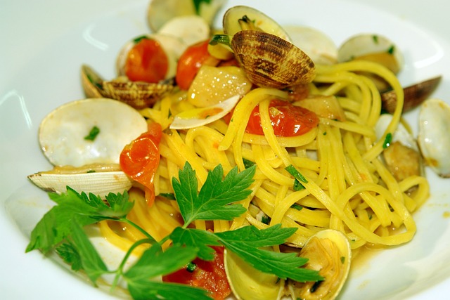 Zucchini-Noodles-with-Pesto-and-Cherry-Tomatoes